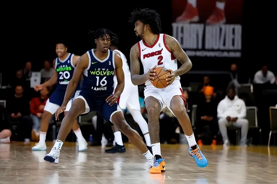 深入谈判, 抢断, 这两名球员 深入谈判, 抢断, 这两名球员